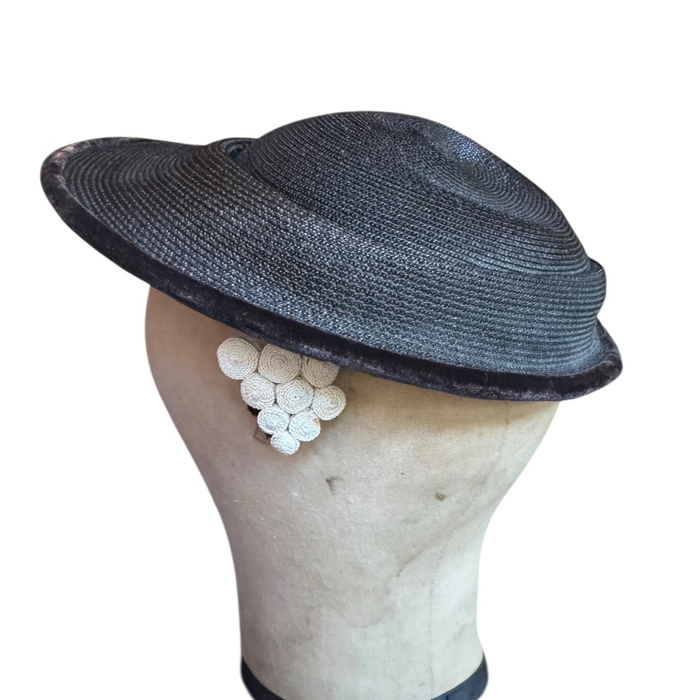 1930s/40s Ronnie Straw Velvet Trim‎ White Decorative Cluster Side Bands Tilt Hat - Picture 6 of 8
